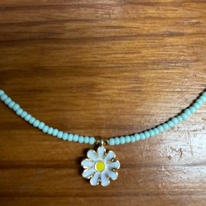 Seed bead short necklace with enamel daisy